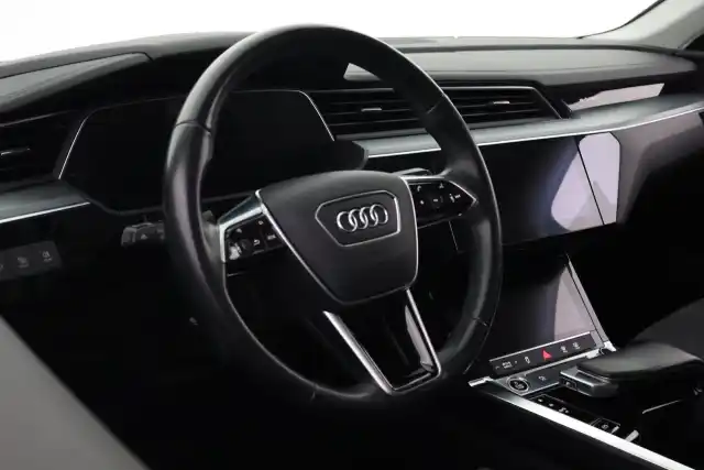 Musta Maastoauto, Audi e-tron – VAR-06505