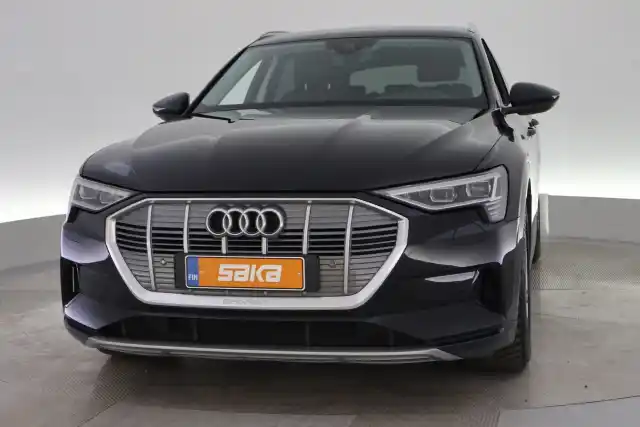 Musta Maastoauto, Audi e-tron – VAR-06505