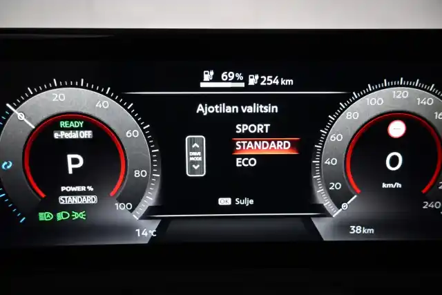 Ruskea Maastoauto, Nissan Ariya – VAR-06550