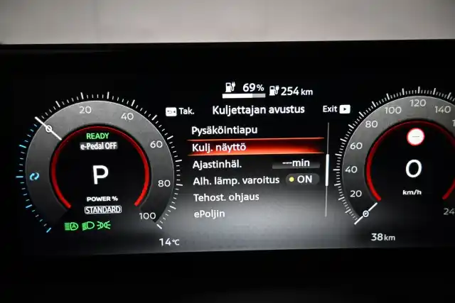 Ruskea Maastoauto, Nissan Ariya – VAR-06550