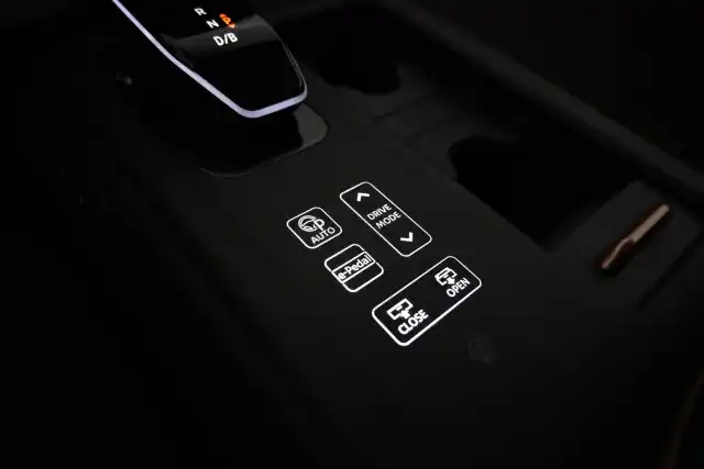 Ruskea Maastoauto, Nissan Ariya – VAR-06550