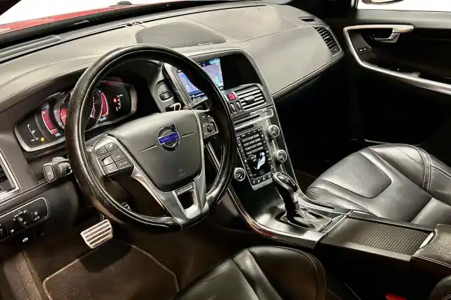 Punainen Maastoauto, Volvo XC60 – VAR-06555