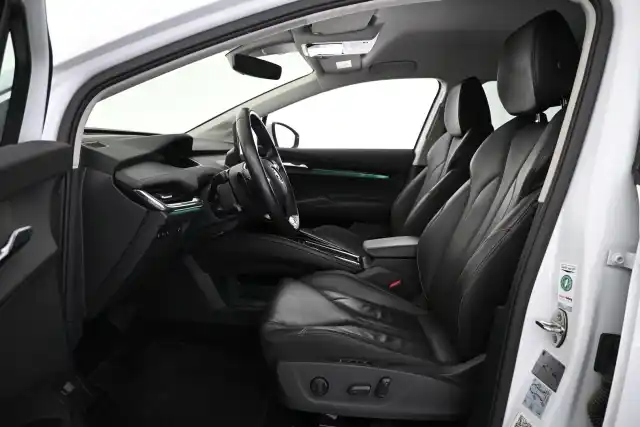 Valkoinen Maastoauto, Skoda Enyaq – VAR-06649