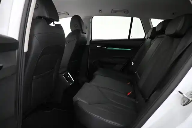 Valkoinen Maastoauto, Skoda Enyaq – VAR-06649