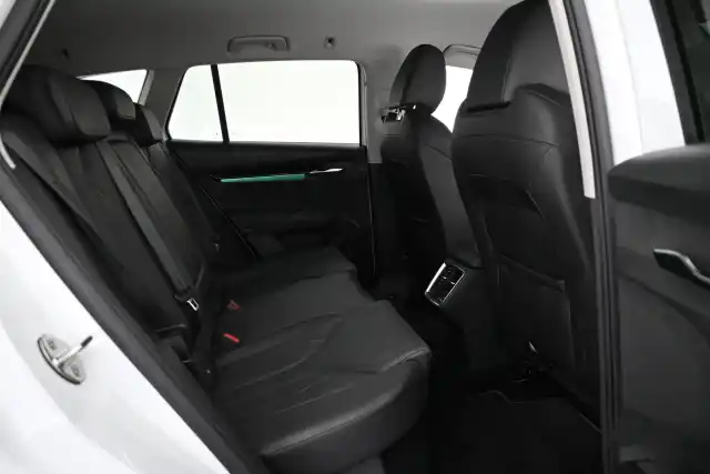 Valkoinen Maastoauto, Skoda Enyaq – VAR-06649
