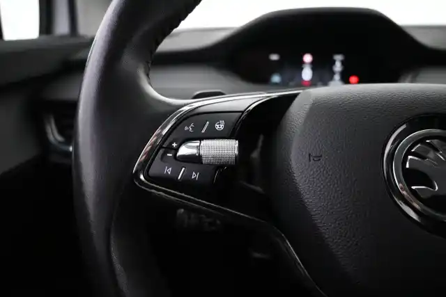 Valkoinen Maastoauto, Skoda Enyaq – VAR-06649