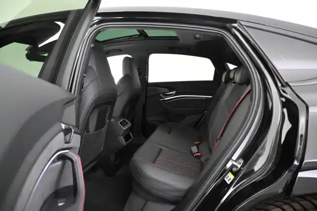 Musta Maastoauto, Audi Q8 e-tron – VAR-06772