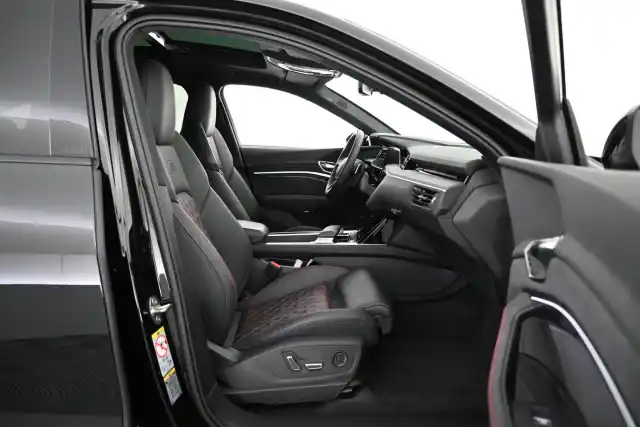 Musta Maastoauto, Audi Q8 e-tron – VAR-06772