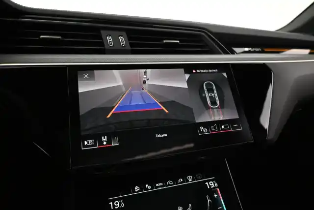 Musta Maastoauto, Audi Q8 e-tron – VAR-06772
