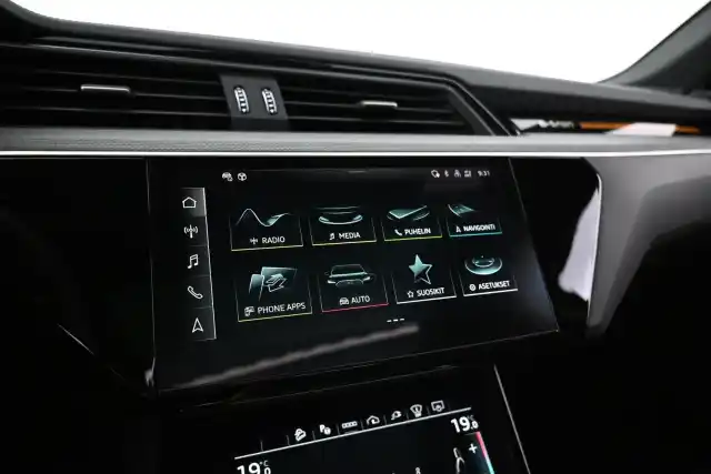 Musta Maastoauto, Audi Q8 e-tron – VAR-06772