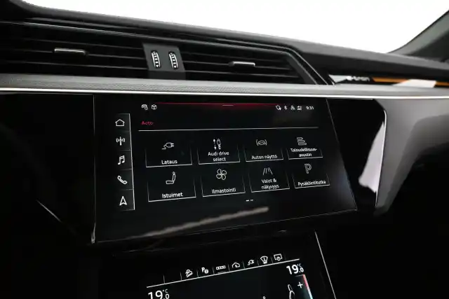 Musta Maastoauto, Audi Q8 e-tron – VAR-06772