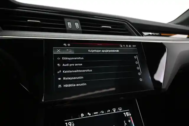 Musta Maastoauto, Audi Q8 e-tron – VAR-06772