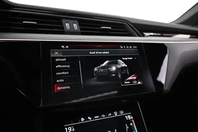 Musta Maastoauto, Audi Q8 e-tron – VAR-06772