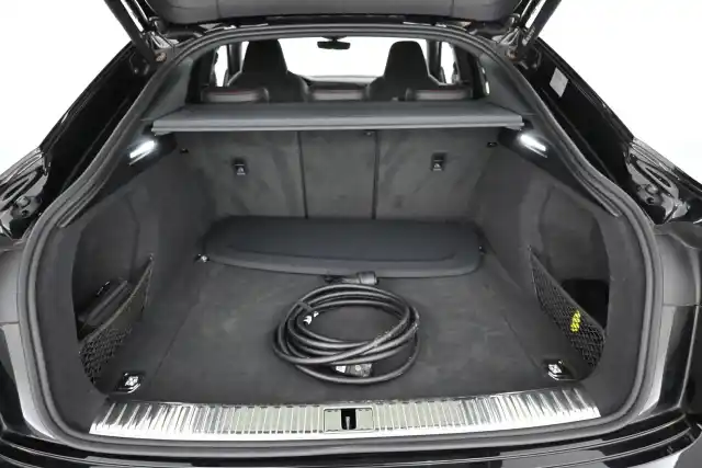 Musta Maastoauto, Audi Q8 e-tron – VAR-06772