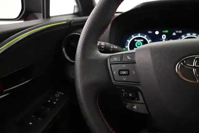Punainen Maastoauto, Toyota C-HR – VAR-06965