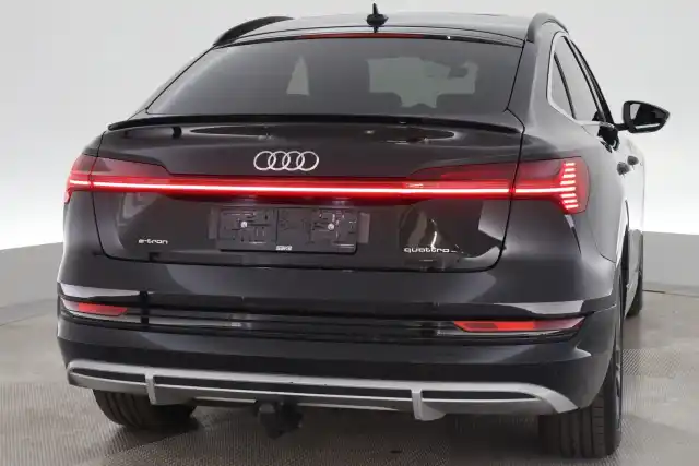 Musta Maastoauto, Audi e-tron – VAR-07016
