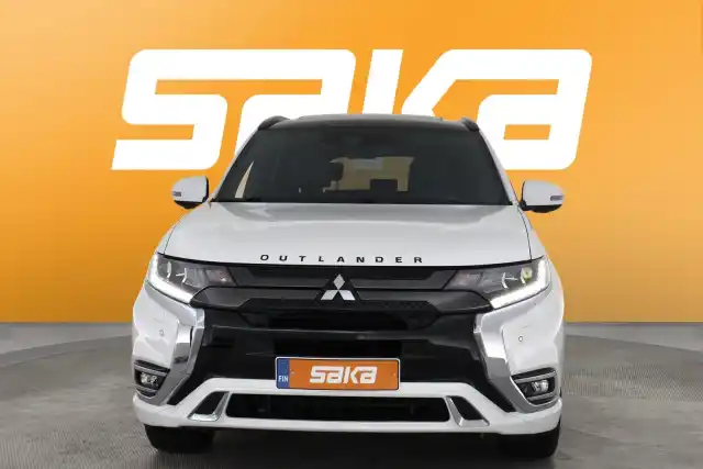 Valkoinen Maastoauto, Mitsubishi Outlander PHEV – VAR-07052