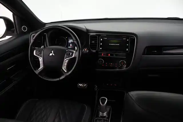 Valkoinen Maastoauto, Mitsubishi Outlander PHEV – VAR-07052