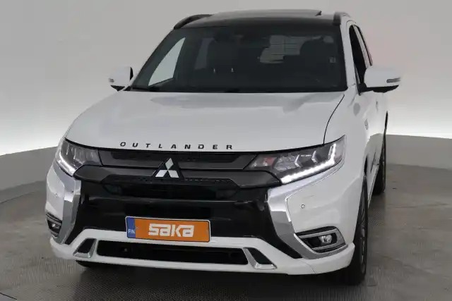 Valkoinen Maastoauto, Mitsubishi Outlander PHEV – VAR-07052