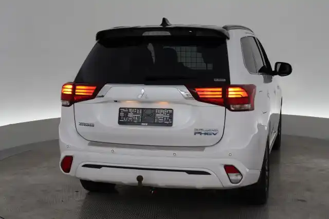 Valkoinen Maastoauto, Mitsubishi Outlander PHEV – VAR-07052