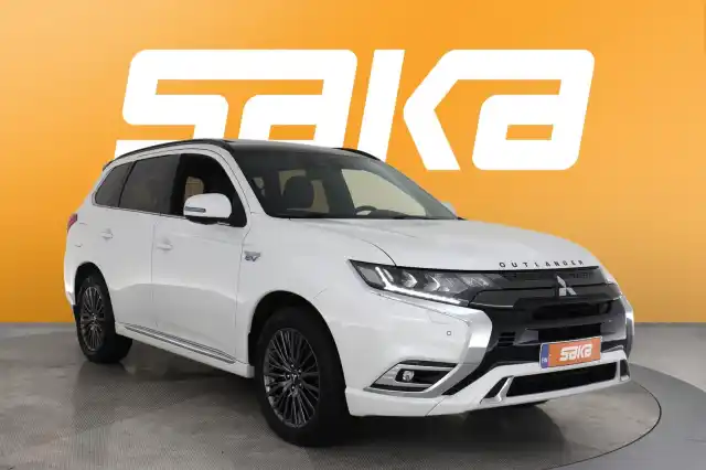 Valkoinen Maastoauto, Mitsubishi Outlander PHEV – VAR-07052