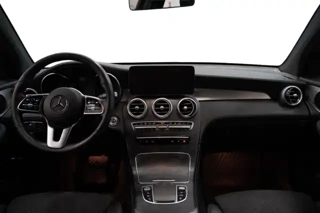 Valkoinen Maastoauto, Mercedes-Benz GLC – VAR-07497