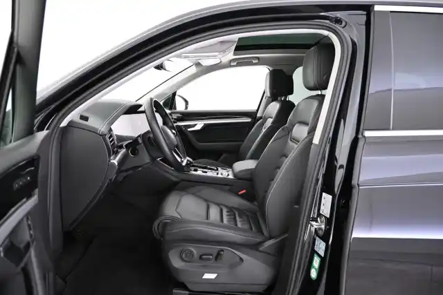 Musta Maastoauto, Volkswagen Touareg – VAR-07499