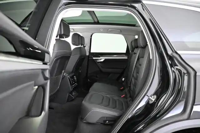 Musta Maastoauto, Volkswagen Touareg – VAR-07499