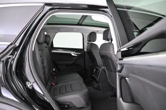Musta Maastoauto, Volkswagen Touareg – VAR-07499