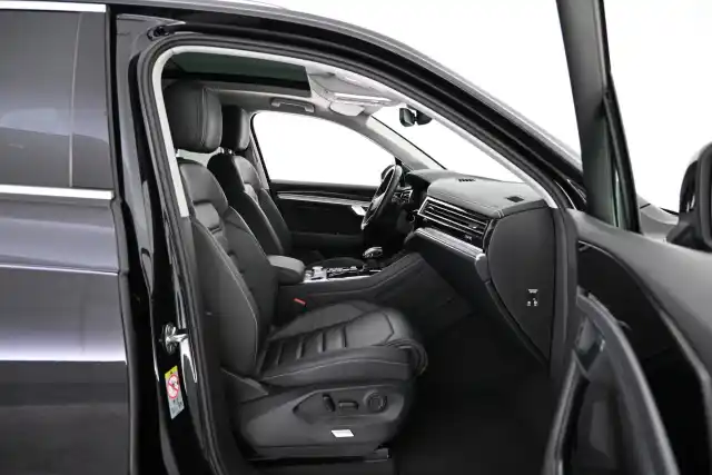 Musta Maastoauto, Volkswagen Touareg – VAR-07499