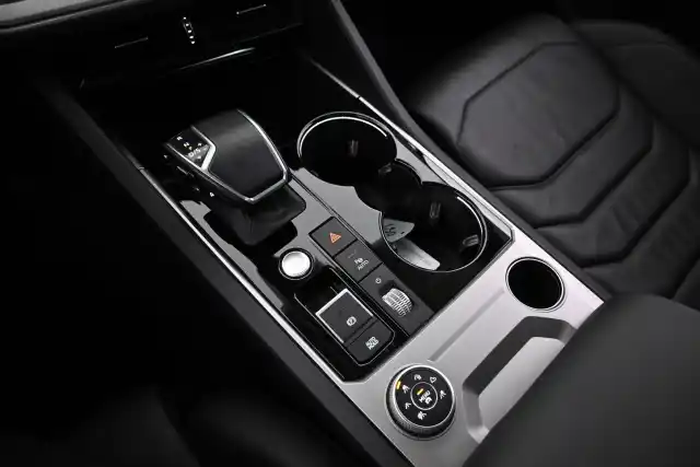 Musta Maastoauto, Volkswagen Touareg – VAR-07499