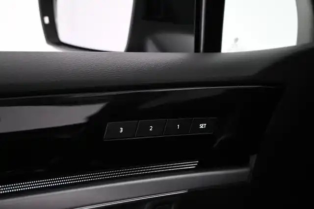 Musta Maastoauto, Volkswagen Touareg – VAR-07499