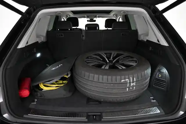 Musta Maastoauto, Volkswagen Touareg – VAR-07499