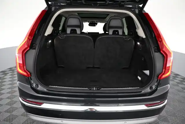 Musta Maastoauto, Volvo XC90 – VAR-07523