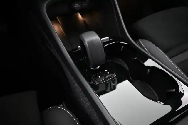 Valkoinen Maastoauto, Volvo C40 – VAR-07675