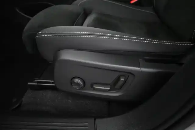 Valkoinen Maastoauto, Volvo C40 – VAR-07675