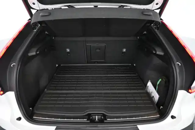 Valkoinen Maastoauto, Volvo C40 – VAR-07675