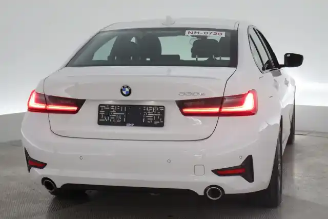 Valkoinen Sedan, BMW 330 – VAR-07868