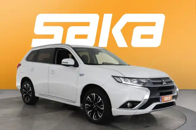 Valkoinen Maastoauto, Mitsubishi Outlander PHEV – VAR-07932