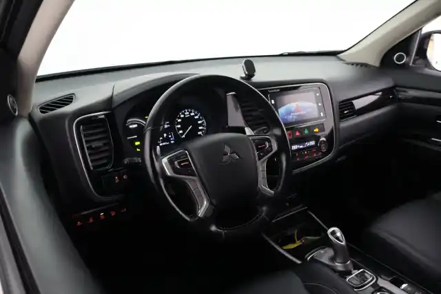 Valkoinen Maastoauto, Mitsubishi Outlander PHEV – VAR-07932