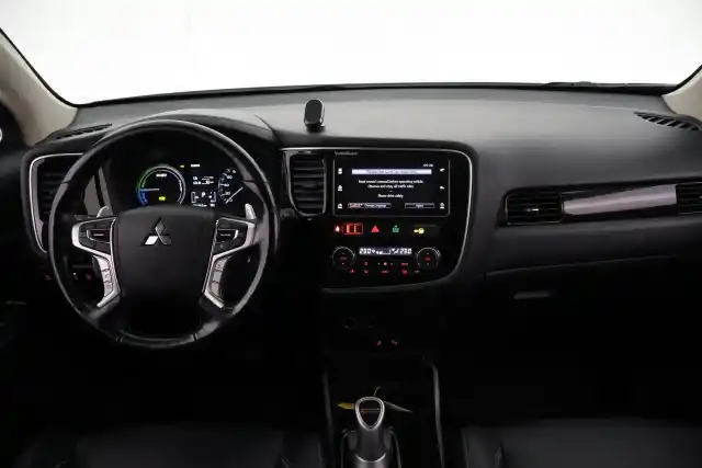 Valkoinen Maastoauto, Mitsubishi Outlander PHEV – VAR-07932