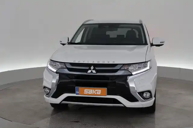 Valkoinen Maastoauto, Mitsubishi Outlander PHEV – VAR-07932