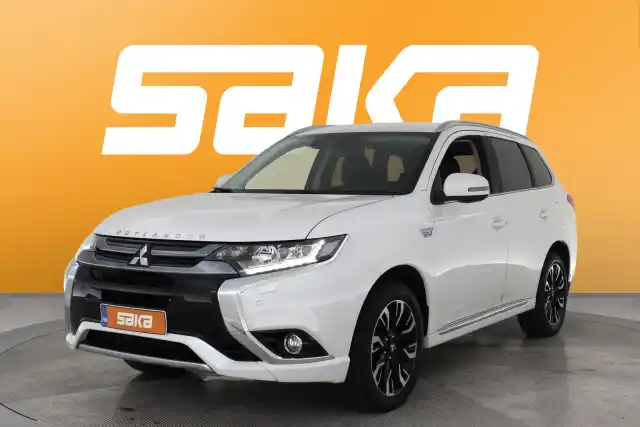 Valkoinen Maastoauto, Mitsubishi Outlander PHEV – VAR-07932