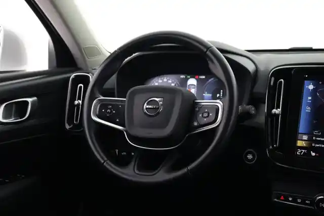 Valkoinen Maastoauto, Volvo XC40 – VAR-07948