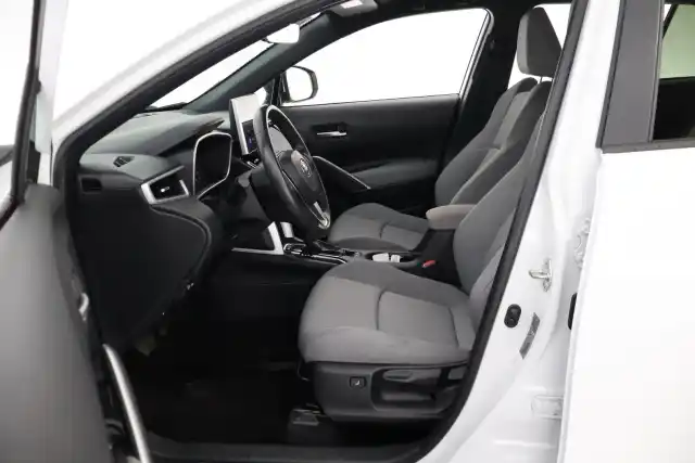 Valkoinen Maastoauto, Toyota Corolla Cross – VAR-07956