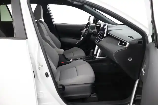 Valkoinen Maastoauto, Toyota Corolla Cross – VAR-07956