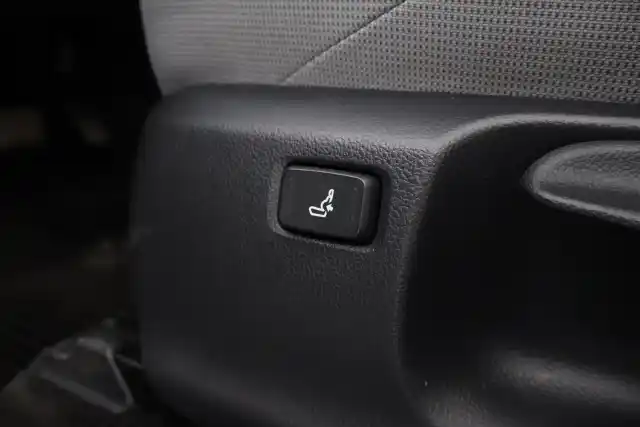 Valkoinen Maastoauto, Toyota Corolla Cross – VAR-07956