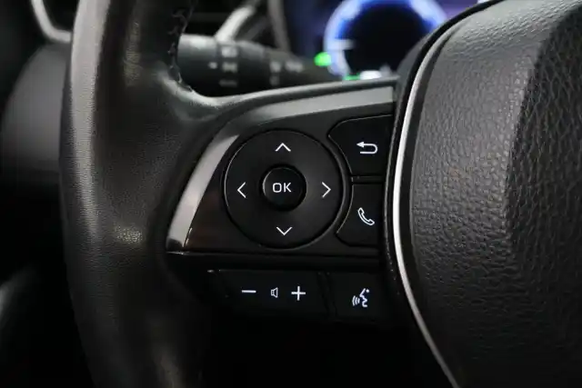 Valkoinen Maastoauto, Toyota Corolla Cross – VAR-07956