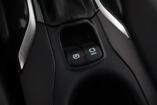 Valkoinen Maastoauto, Toyota Corolla Cross – VAR-07956