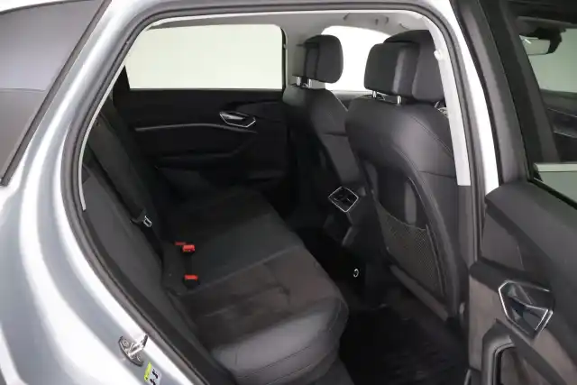 Harmaa Maastoauto, Audi e-tron – VAR-07961